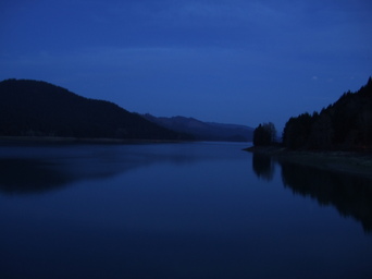 lake-on-hiway-95-oregon-night-sm.jpg